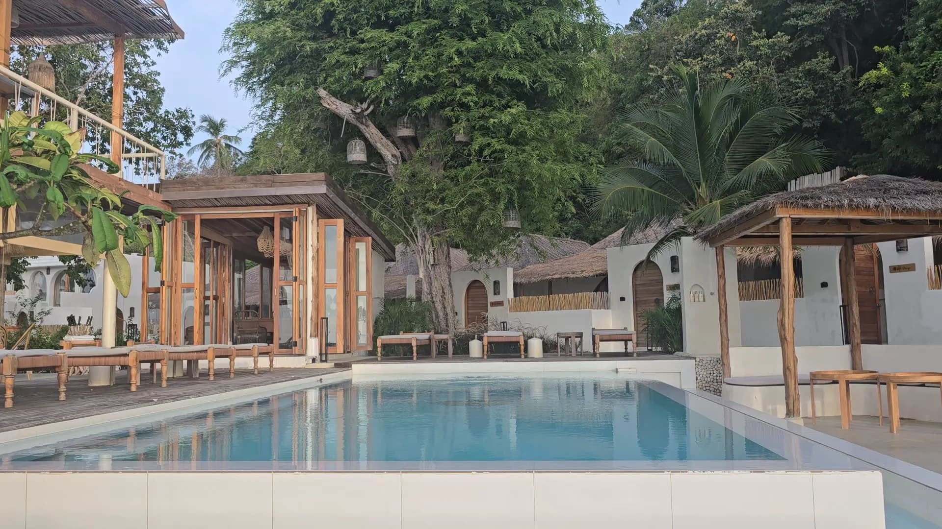 Private villas by a calm, gently shelving sandy beach at Cape Beach Villa, Koh Samui
