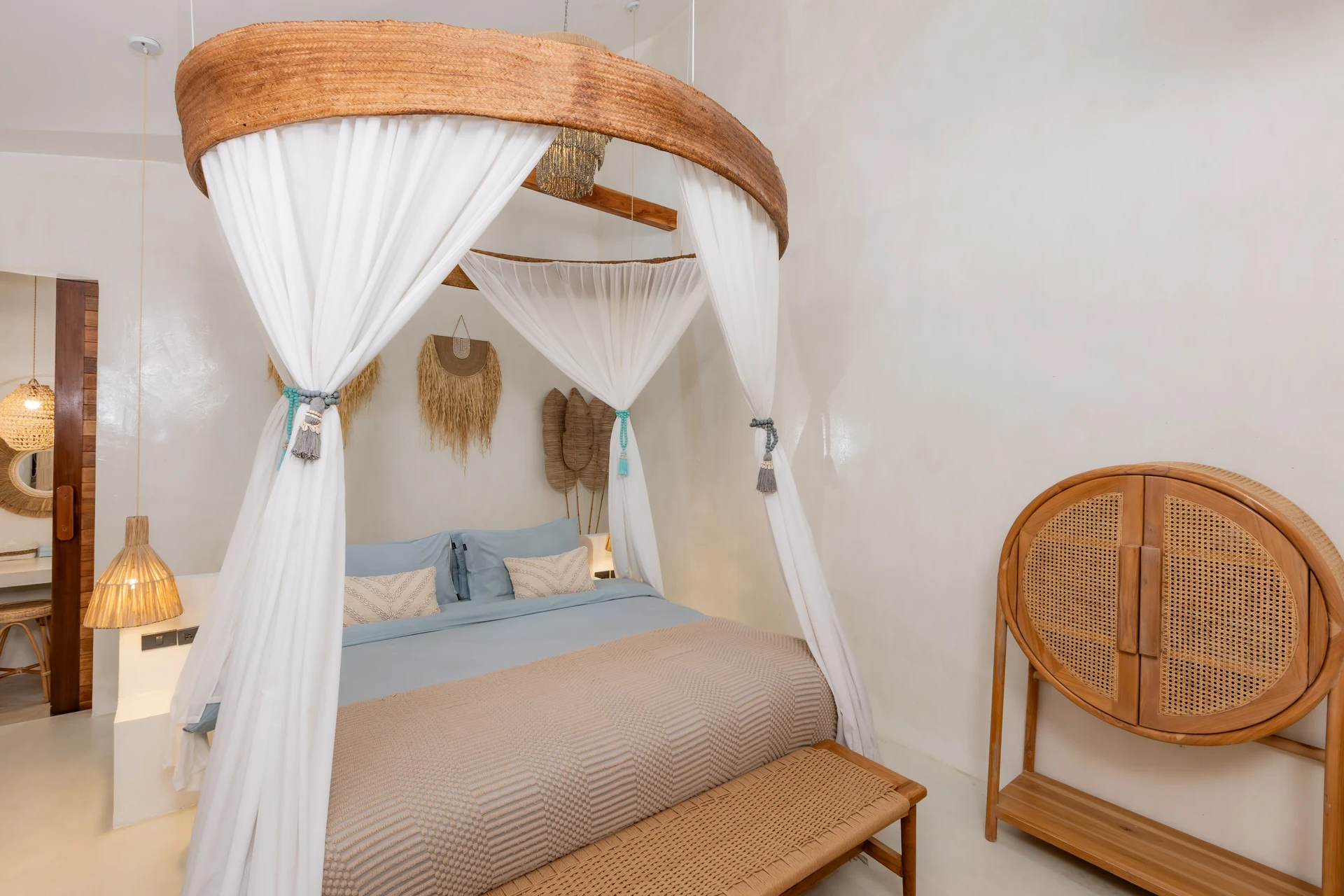 Studio Villa — canopy bed with sea-toned linens (Villa Coco) — photo 4